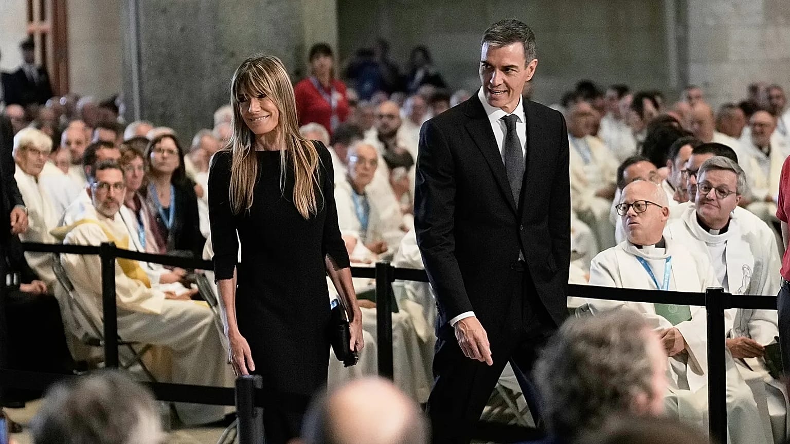 Sánchez, y su esposa, Begoña Gómez, llegan a la misa oficiada por el Papa León XIV en la Basílica de la Sagrada Familia en Barcelona, ​​España, el 10 de junio de 2026