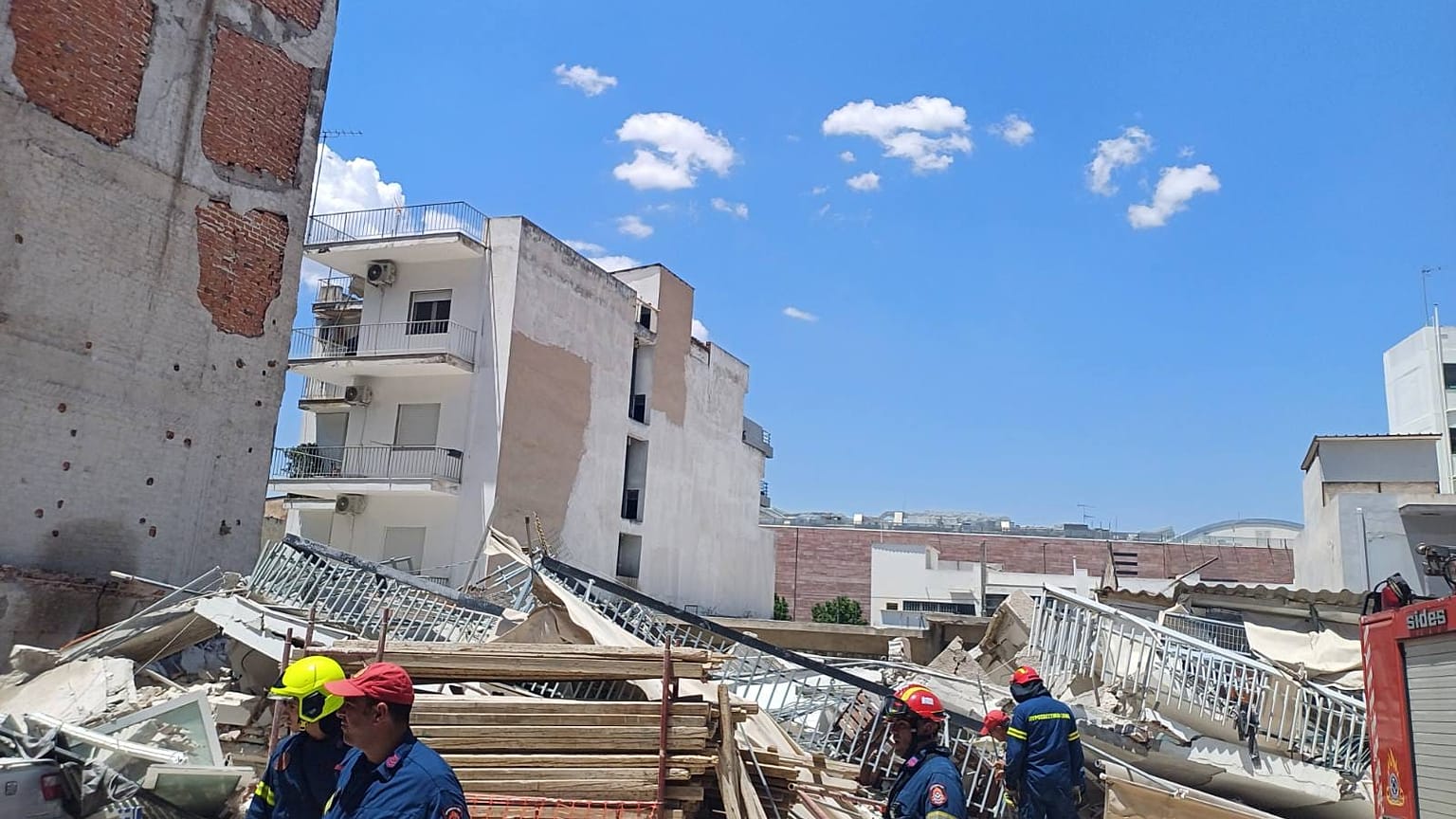 Χαλάσματα της πολυκατοικίας στα Πετράλωνα