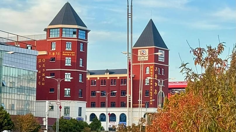 Khorgos ist eine Grenzstadt in der Region Zhetysu im Südosten Kasachstans, direkt an der Grenze zum chinesischen Uigurischen Autonomen Gebiet Xinjiang