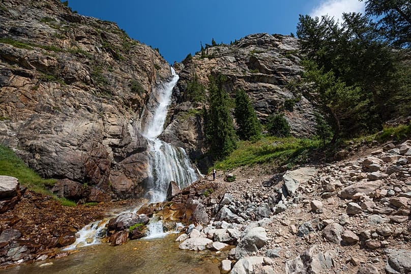 Burkhan Bulak, Kasachstans höchster Wasserfall, liegt weiter im Inneren derselben Gebirgskette. Das Wasser stürzt rund 168 Meter an den Felsen in die Tiefe