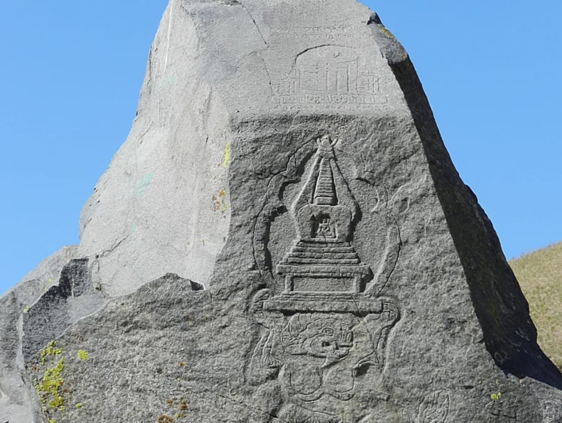 Ein einzigartiges buddhistisches Monument am Eingang zur Kora-Schlucht in der Stadt Tekeli