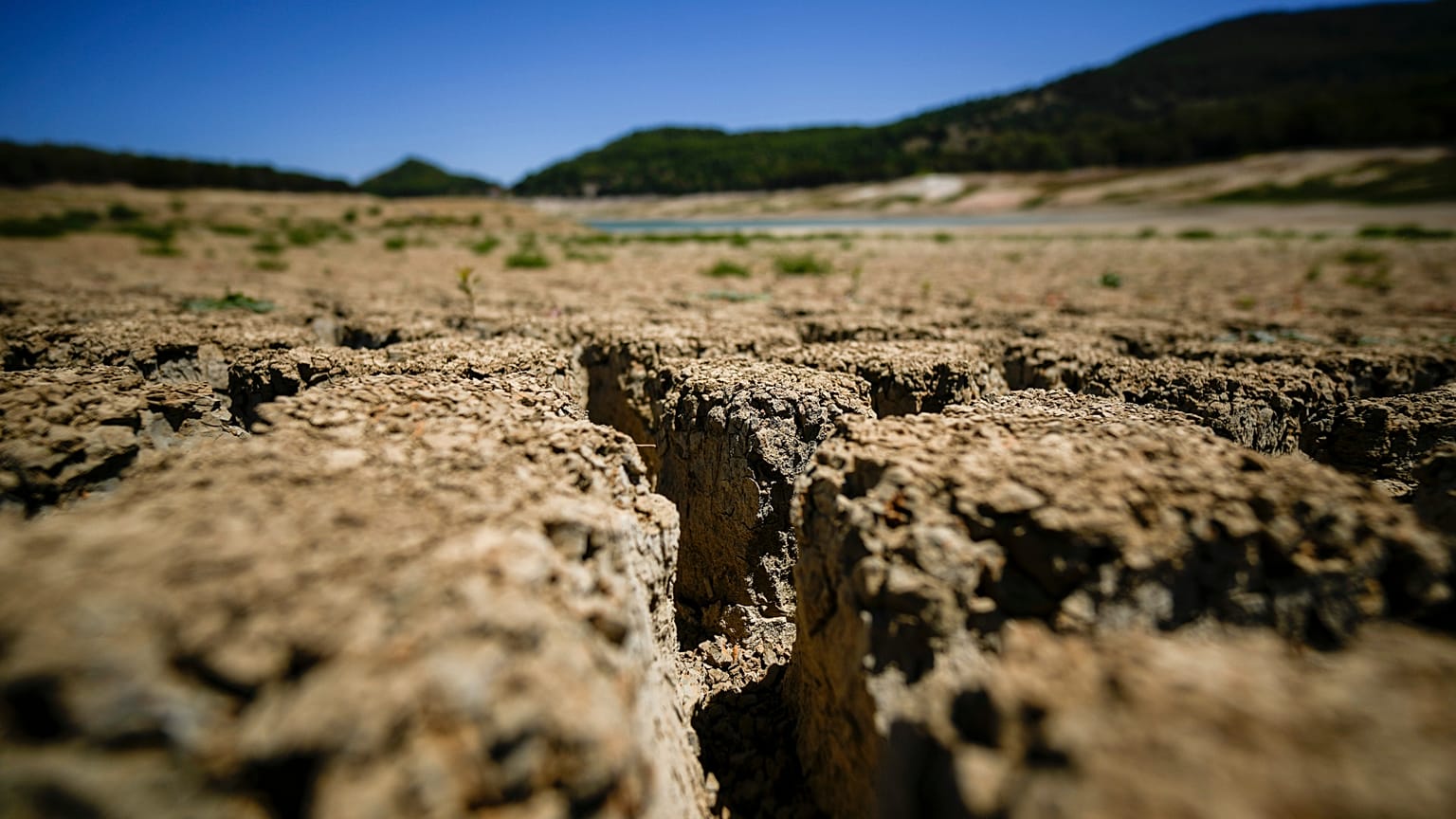 ARŞİV - İtalya’nın orta kesimindeki Sicilya’da, Castronovo di Sicilia’da bulunan Fanaco Gölü’nün kuruyup çatladığı görülüyor, 17 Temmuz 2024. 