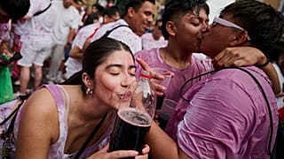 Feiernde trinken aus Weinschläuchen. In Pamplona, Spanien, beginnen am Sonntag, dem sechsten Juli 2025, die San-Fermín-Festlichkeiten.