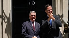Brytyjski premier Keir Starmer wita sekretarza generalnego NATO Marka Ruttego na Downing Street 10 w Londynie, poniedziałek, 29 czerwca 2026 r. 