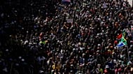 Manifestanti sfilano contro l'immigrazione illegale a Johannesburg, in Sudafrica, martedì 30 giugno 2026.
