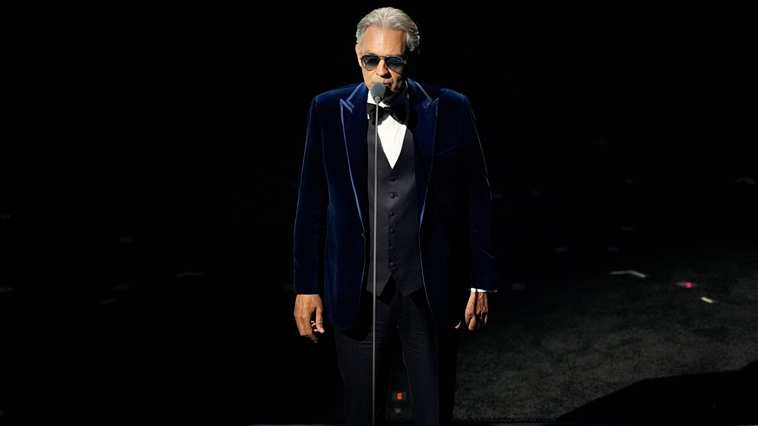 ARCHIVIO - Il tenore Andrea Bocelli si esibisce durante il sorteggio dei Mondiali di calcio 2026 al Kennedy Center di Washington, venerdì 5 dicembre 2025.