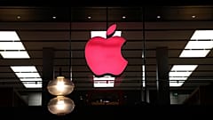 Archivbild: Das Apple-Logo leuchtet an einem Geschäft im Münchner Stadtzentrum, aufgenommen am sechsten Dezember 2020 in München, Deutschland.