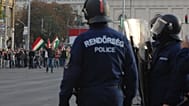شرطة مكافحة الشغب تواجه المتظاهرين المناهضين للحكومة في وسط مدينة بودابست، المجر