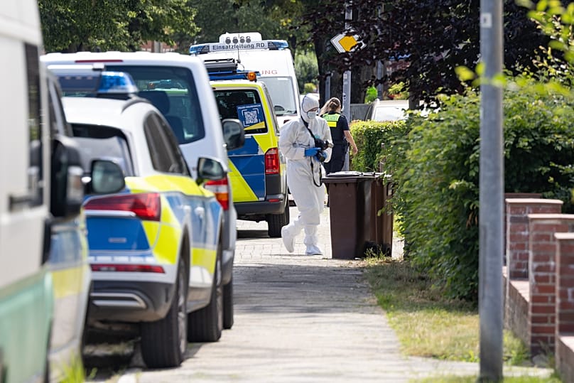 Kriminaltechniker sichern am Montag, dem 29. Juni 2026, nach dem Angriff auf Mitarbeiter eines Mutter & Kind Heimes in Stade Spuren auf einer Straße .