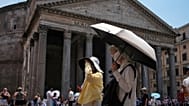 Turisti cercano di difendersi dal caldo di fronte al Pantheon, a Roma, il 29 giugno 2026