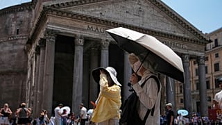 Turisti cercano di difendersi dal caldo di fronte al Pantheon, a Roma, il 29 giugno 2026