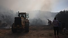 Εθελοντές επιχειρούν να σβήσουν την φωτιά που έχει ξεσπάσει στο Δερβένι, Ωραιόκαστρο Θεσσαλονίκης, Τρίτη 30 Ιουνίου 2026