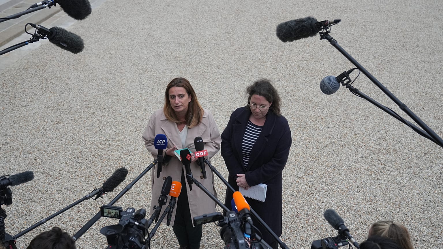 Cyrielle Chatelain (à droite) et Marine Tondelier s'adressent aux journalistes après une rencontre avec Emmanuel Macron à l'Élysée, à Paris, le 10 octobre 2025