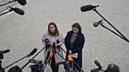 Cyrielle Chatelain (à droite) et Marine Tondelier s'adressent aux journalistes après une rencontre avec Emmanuel Macron à l'Élysée, à Paris, le 10 octobre 2025