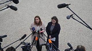 Cyrielle Chatelain (à droite) et Marine Tondelier s'adressent aux journalistes après une rencontre avec Emmanuel Macron à l'Élysée, à Paris, le 10 octobre 2025