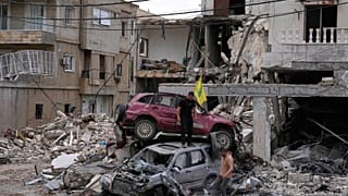 أشخاص يتفقدون السيارات المدمرة عقب وقف إطلاق النار بين إسرائيل وحزب الله في قرية ميفادون جنوب لبنان، الاثنين 22 يونيو 2026.