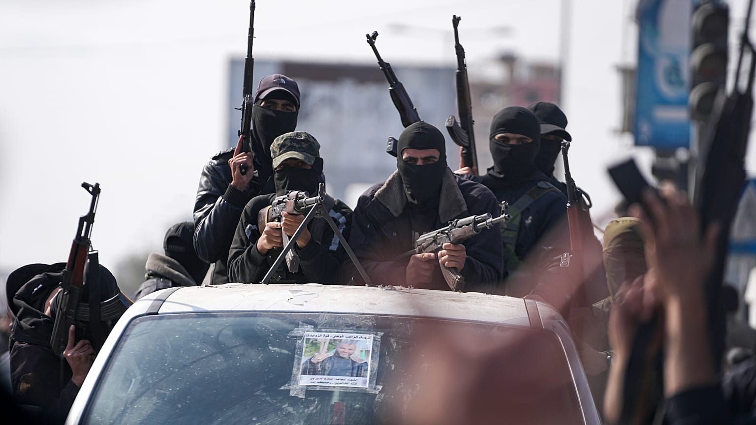 عناصر من كتائب عز الدين القسام يشاركون في عرض عسكري احتفالاً باتفاق وقف إطلاق النار بين حماس وإسرائيل في دير البلح، وسط قطاع غزة، 19 كانون الثاني 2025.