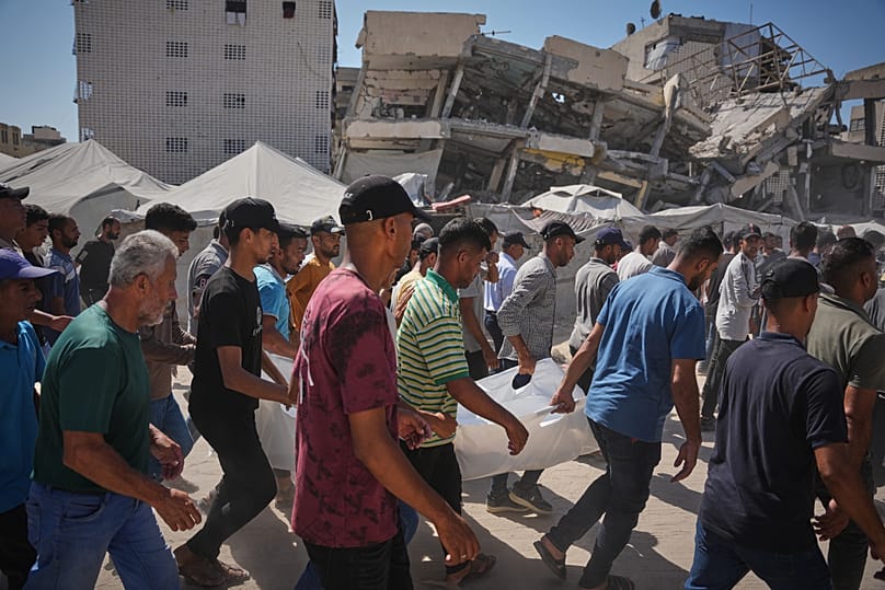 فلسطينيون ينقلون جثمان ديانا أبو دراز، التي قُتلت في غارة إسرائيلية استهدفت مخيمًا للنازحين في خان يونس، جنوب قطاع غزة، 30 حزيران 2026.