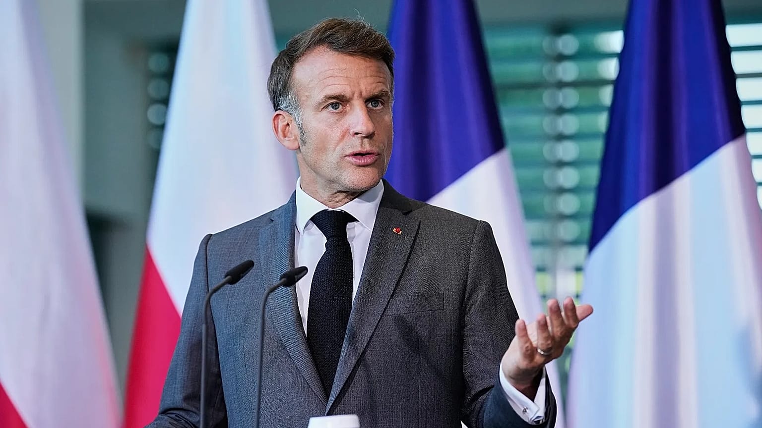 Emmanuel Macron s'exprime lors d'une conférence de presse dans le cadre du sommet E5 de l'OTAN à Berlin, en Allemagne, le mercredi 24 juin 2026