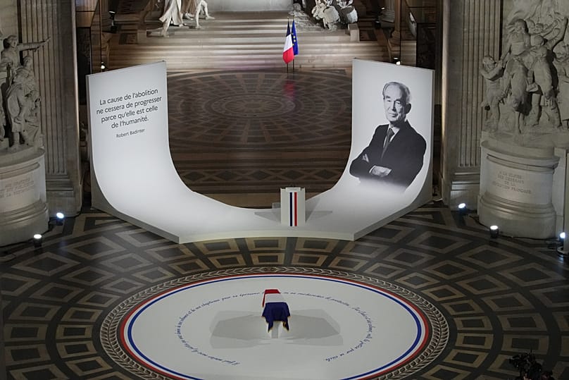 Le cénotaphe de Robert Badinter repose à l'intérieur du Panthéon, le jeudi 9 octobre 2025 à Paris