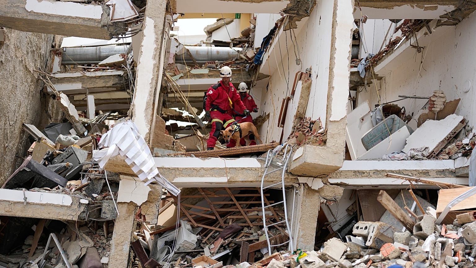 Unos rescatistas, peinan las ruinas de un edificio
