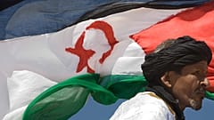 ARCHIVO - Un simpatizante del Frente Polisario observa durante cómo ondea la bandera del Sáhara Occidental en la aldea de Tifariti, el martes 19 de mayo de 2008.