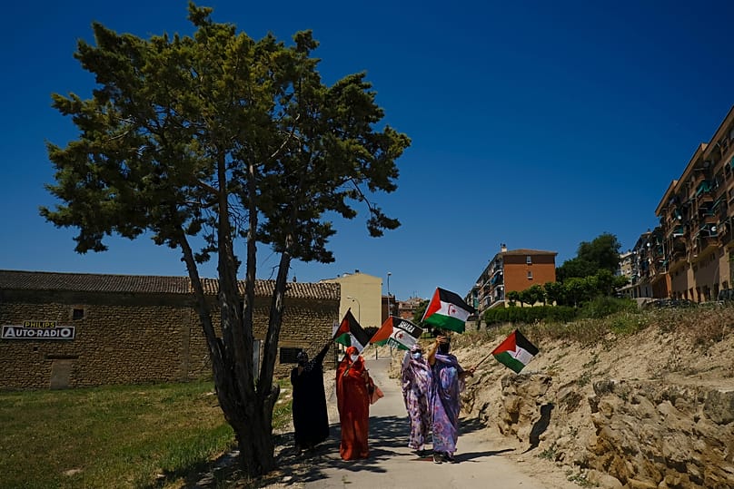 ARCHIVO - Simpatizantes ondean banderas durante una manifestación entre Los Arcos y Logroño en apoyo del Frente Polisario y un Sáhara libre, en el norte de España.