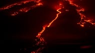 Két lávafolyam hömpölyög lefelé az Etna lejtőin Nicolosi közelében, a folyamatos vulkáni tevékenység során, Olaszország, Catania tartományban, 2025. augusztus 26-án, kedden.