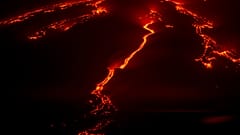 Két lávafolyam hömpölyög lefelé az Etna lejtőin Nicolosi közelében, a folyamatos vulkáni tevékenység során, Olaszország, Catania tartományban, 2025. augusztus 26-án, kedden.