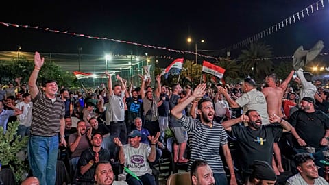 Hinchas iraquíes reaccionan mientras ven en una pantalla gigante el partido del Mundial entre Irak y Noruega en Bagdad, la madrugada del miércoles 17 de junio de 2026.