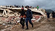 Voluntários e membros das equipas de resgate ajudam a encontrar sobreviventes em Caraballeda, no estado de La Guaira, na Venezuela, a 30 de junho de 2026