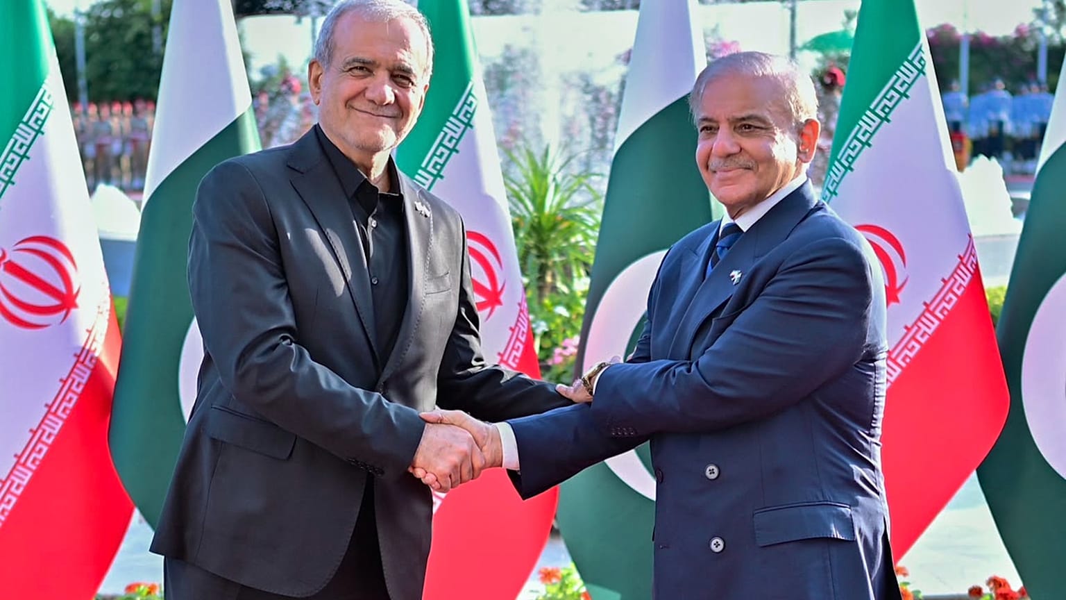 الرئيس الإيراني مسعود بزشكيان يصافح رئيس الوزراء الباكستاني شهبز شريف خلال مراسم استقبال في إسلام آباد، باكستان، 23 يونيو/حزيران 2026.