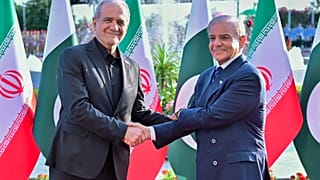 الرئيس الإيراني مسعود بزشكيان يصافح رئيس الوزراء الباكستاني شهبز شريف خلال مراسم استقبال في إسلام آباد، باكستان، 23 يونيو/حزيران 2026.