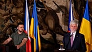 Prezydent Czech Petr Pavel, po prawej, oraz prezydent Ukrainy Wołodymyr Zełenski biorą udział we wspólnej konferencji prasowej na Zamku Praskim w Pradze, 6 lipca 2023r.