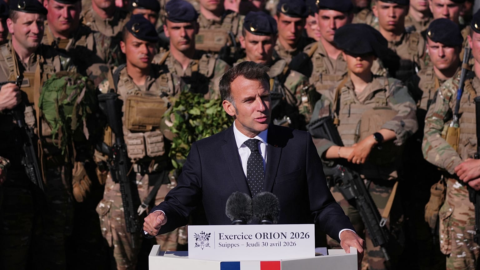 Emmanuel Macron hält eine Rede bei der Militärübung Orion 2026 im Lager Suippes in Ostfrankreich am Donnerstag, dem 30. April.