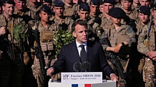 Emmanuel Macron prononce un discours lors des manœuvres militaires Orion 2026 au camp militaire de Suippes, dans l'est de la France, le jeudi 30 avril 20