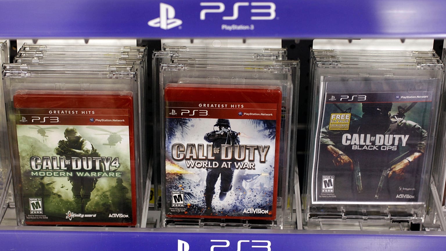 تظهر ثلاث نسخ من ألعاب Call of Duty التابعة لشركة Activision معروضة للبيع في متجر “بيست باي” بمدينة ماونتن فيو بولاية كاليفورنيا، الأربعاء 3 أغسطس 2011.