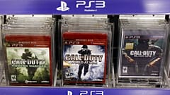 تظهر ثلاث نسخ من ألعاب Call of Duty التابعة لشركة Activision معروضة للبيع في متجر “بيست باي” بمدينة ماونتن فيو بولاية كاليفورنيا، الأربعاء 3 أغسطس 2011.