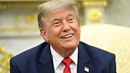 Президент США Дональд Трамп улыбается во время встречи с генеральным секретарём НАТО Марком Рютте в Овальном кабинете Белого дома, 24 июня 2026 года