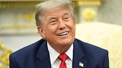Donald Trump amerikai elnök mosolyog, miközben Mark Rutte NATO-főtitkárral találkozik a Fehér Ház Ovális Irodájában, 2026. június 24-én.