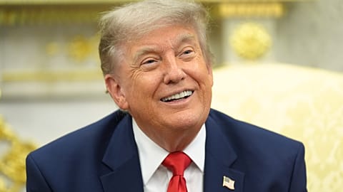 O presidente dos EUA, Donald Trump, sorri enquanto se reúne com o secretário-geral da NATO, Mark Rutte, no Salão Oval da Casa Branca, 24 de junho de 2026