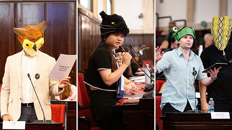 Participantes enmascarados representan a las 'criaturas invisibles' de Milán en el primer Parlamento de las Especies Vivas.