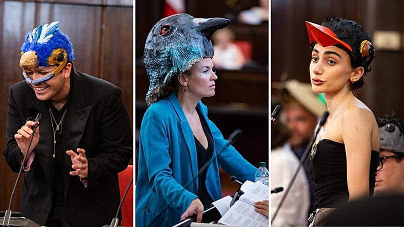 Los participantes del Parlamento de las Especies Vivas debaten en el Ayuntamiento de Milán con máscaras de papel maché.