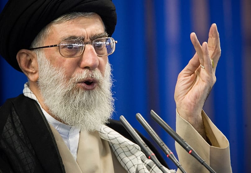 علی خامنه‌ای، ششم تیر ۱۳۶۰ بر اثر انفجار بمب در مسجد ابوذر تهران، دست راست خود را از دست داده بود 