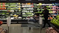Bir müşteri, 14 Mayıs 2026 Perşembe günü Illinois'in Schaumburg kentindeki bir süpermarkette alışveriş yapıyor.