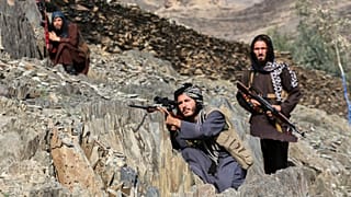 نیروهای طالبان افغانستان در گذرگاه مرزی تورخم، در مرز افغانستان و پاکستان، ۲۷ فوریه ۲۰۲۶.