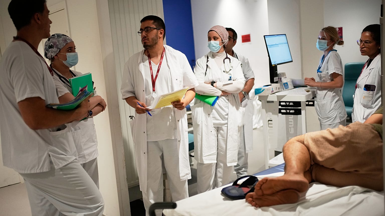 Ärzte und Pflegekräfte versorgen am Dienstag, 30. Juni 2026, einen Patienten in der Notaufnahme des Krankenhauses Paris-Saclay bei Paris.