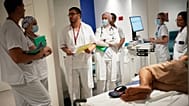 Γιατροί και νοσηλευτές περιθάλπουν έναν ασθενή στο τμήμα επειγόντων περιστατικών του νοσοκομείου Paris-Saclay, κοντά στο Παρίσι, την Τρίτη 30 Ιουνίου 2026.
