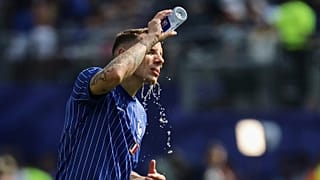 Lucas Digne, da França, despeja água sobre o rosto antes do jogo dos 16-avos de final do Mundial de futebol entre França e Suécia.