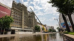 Bukarestben, Romániában 2026. július 1-jén a rendőrség lezárta a forgalom elől egy főút egy szakaszát, miután az egyik sáv eláradt és fennáll a tetőomlások veszélye.